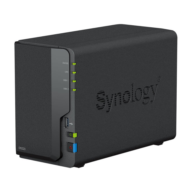Copy electronic vam predstavlja Synology DS223 DiskStation 2-bay NAS server, 2.5"/3.5" HDD/SSD podrška, Hot Swappable HDD, Wake on LAN/WAN, 2GB, 1×1GbE. Na fotografiji je crno kućište koje je malo zakrenuto u lijevu stranu pa se vidi i dio bočne desne strane.