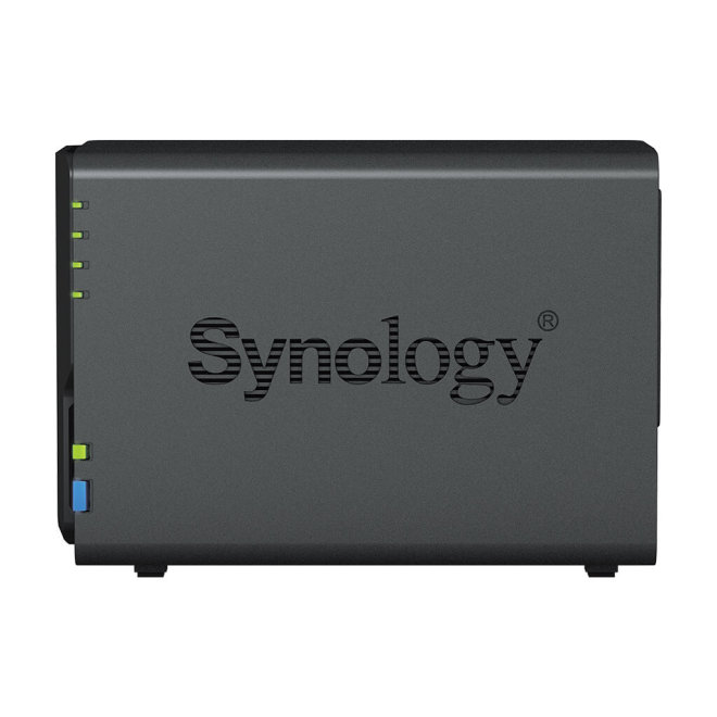 Copy electronic vam predstavlja Synology DS223 DiskStation 2-bay NAS server, 2.5"/3.5" HDD/SSD podrška. Na fotografiji je crno kućište koje je okrenuto tako da se vidi desna bočna strana
