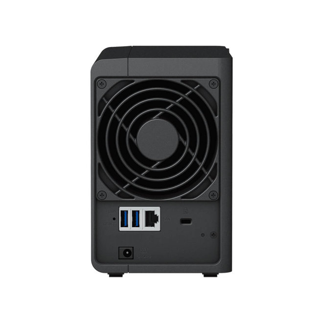 Copy electronic vam predstavlja Synology DS223 DiskStation 2-bay NAS server, 2.5"/3.5" HDD/SSD podrška. Na fotografiji je crno kućište koje je okrenuto tako da se vidi  stražnja strana gdje se nlazi ventilator.