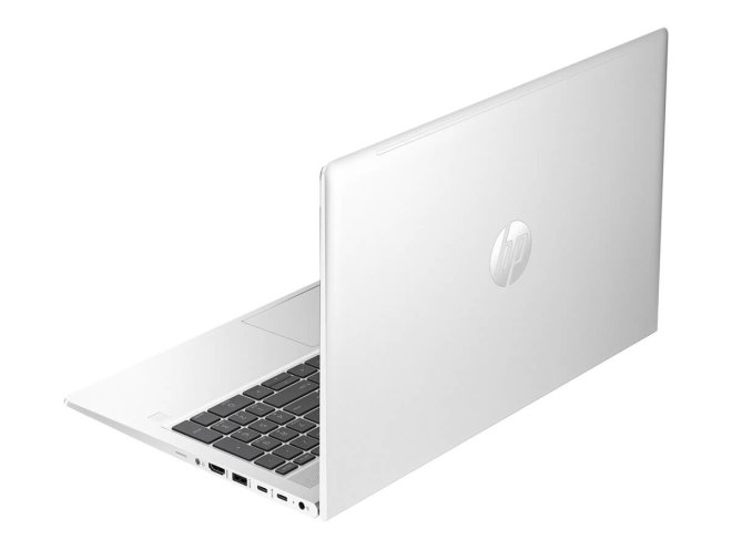 Copy Electronic vam predstavlja Laptop HP ProBook 450 G10 i5-1335U 15.6i 16/1TB [9G215ET#BED]. Na fotografiji je laptop koji je otvoren pod kutom od 90 stupnjeva. Okernu je tako da se vidi stražni dio poklopac. Zakrenut je malo u lijevo pa se vidi i jedan dio crne tipkovnice. Laptop je svijetlo srebrne boje.