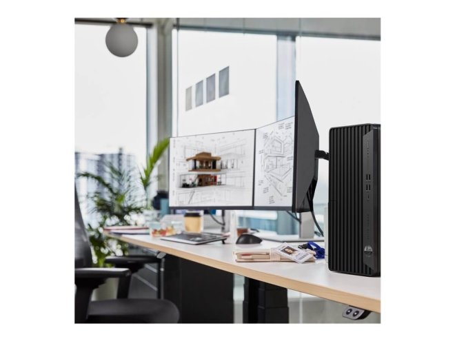 Copy electronic vam predstavlja Stolno računalo HP Elite Tower 800 G9 i5-14500 16GB, SSD512GB, Win11Pro [99A72ET#BED]. Na fotografiji je ured u koje je radni stol i jedna stolica. Na stolu su tri monitora i računalo.