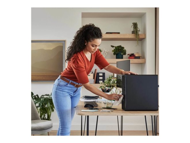 Copy electronic vam predstavlja Stolno računalo HP Elite Tower 800 G9 i5-14500 16GB, SSD512GB, Win11Pro [99A72ET#BED]. Na fotogrrafiji je dnevni boravak. U jedno dijeluje radni stol a na njemu je računalo. Pored je žena koja čisti računalo.