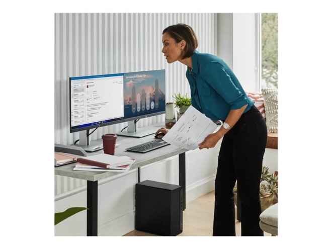 Copy electronic vam predstavlja Stolno računalo HP Pro Tower 400 G9 i5-14500 16GB, SSD512GB, Win11Pro [99P86ET#BED]. Na fotografiji je ured u kojem žena stoji pored stola. Na stolu je monitor a ispod stola je računalo
