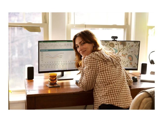 Copy Electronic vam predstavlja Monitor HP P24h G5 23.8i FHD (EN) [64W34AA#ABB],. Na fotografiji je ure sa radnim stolom na kojem su dva monitora. Ipsred njih je djevojka koja je okrenuta leđima ali sa glavom okrenutom da joj pogled gleda iza leđa.