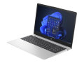 Copy electronic vam predstvlja Laptop HP 250 G10 i3-1315U 15.6" 16GB, 512GB, Win11Home [9Y7A4ET#BED]. Na fotografiji je srebrni laptop, vidi se prednja strana ali je laptop malo zakrenut u lijevu stranu pa se vidi i desna bočna strana. Laptop je otvoren pod kutom od 90 stupnjeva. Ima crnu tipkovnicu. Na ekranu je plavo crna pozadiina.