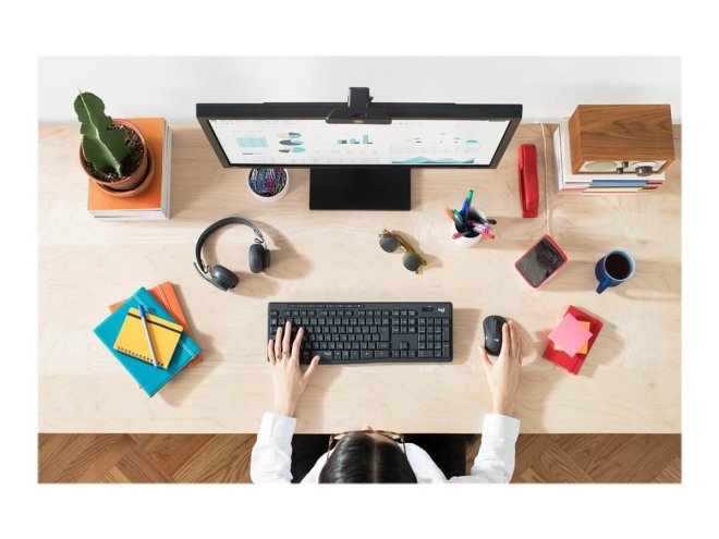 Copy Electronic vam predstavlja LOGITECH MK295 Silent Wireless Combo. Na fotografjij je radni sto prikazan iz ptičije perspektive. Na stolu je monitor, tipkovnica i miš i ostale uredske sitnice. Za stolom sjedi djevojka koja korisiti tipkovnicu i miša.