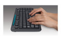 Copy Electronic vam predstavlja Tipkovnica Logitech K270 Wireless (HR)(P) [920-003738].Na fotografiji je crna tipkovnica postavljena je bočno i na tipkovnic su ženske ruke.