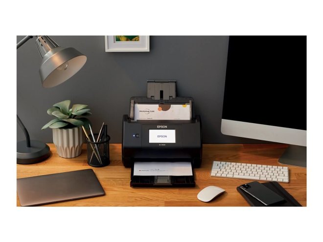 Copy electronic vam predstavlja Skener EPSON WorkForce ES-580W, ADF, duplex, 35ppm, [B11B258401]. Na fotografiji je radni stol na kojem se nalazi skener. Na stolu je i monitor, tipkovnica, miš, mobitel, lampa, držač za olovke.