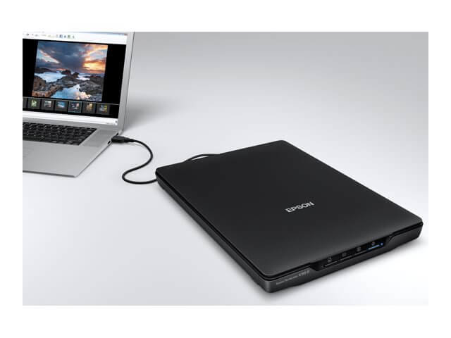 Copy electronic vam predstavlja Skener EPSON Perfection V39II Flatbed [B11B268401]. Na fotografiji je skener koji je spojen laptop.