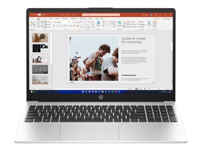 Copy electronic vam predstavlja  HP 250 G10. Na fotografiji je srebrni laptop, koji je otvoren pod kutom od 90 stupnjeva. Laptop ima crnu tipkovnicu a na ekranu je web stranica nekog portala