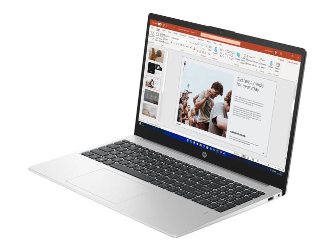 Copy electronic vam predstavlja  HP 250 G10. Na fotografiji je srebrni laptop, koji je otvoren pod kutom od 90 stupnjeva. Laptop ima crnu tipkovnicu a na ekranu je web stranica nekog portala. Vide se prednja i dio bočne strane jer je laptop malo zakrenut u lijevu stranu.