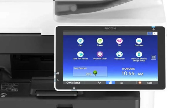 Copy electronic vam prerdstavlja Printer Nashuatec IM 350FSE, Multifunkcijski, laserski, crno bijeli ispis. Na fotografiji je 10" zaslon u boji. Na njemu su upravljački gumbi. Zaslon je Touchscreen. Pozadina ekrana je svijetlo plava.
