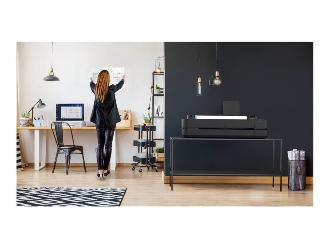 Copy electronic vam predstavlja Ploter HP DesignJet T230 24", 2025  Colour Ink-Jet A1, 2400x1200dpi 0.58 min/page USB LAN Wi-Fi [5HB07D#B19]. Na fotografiji je ured, u kojem je sa lijeve strane ženska osoba okrenuta leđima i drži u ruci papir A0. Sa desne strane je ploter
