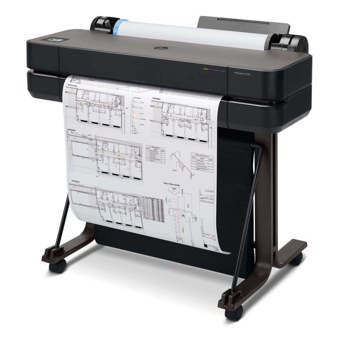 Copy electronic vam predstavlja Ploter HP DesignJet T630 24", 2025 + postolje, 4boje, tintni ispis u boji. Na fotografiji je prednja strana printera sa ispisanim papirom. Printer je na postolju i malo je zakrenut u lijevu stranu