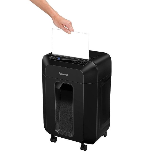 Copy electronic vam predstavlja Uništavač papira Fellowes AutoMax™ 80M, razina sigurnosti P-4, do 100 listova A4, rez 4x12 mm, kapacitet spremnika 17 l. Na fotogrfiji je crni uređaj, vidise prednja strana. Sa vrha je ulaz za papir. Na fotografiji je muška ruka koja drži papri koji ulazi u uništavač
