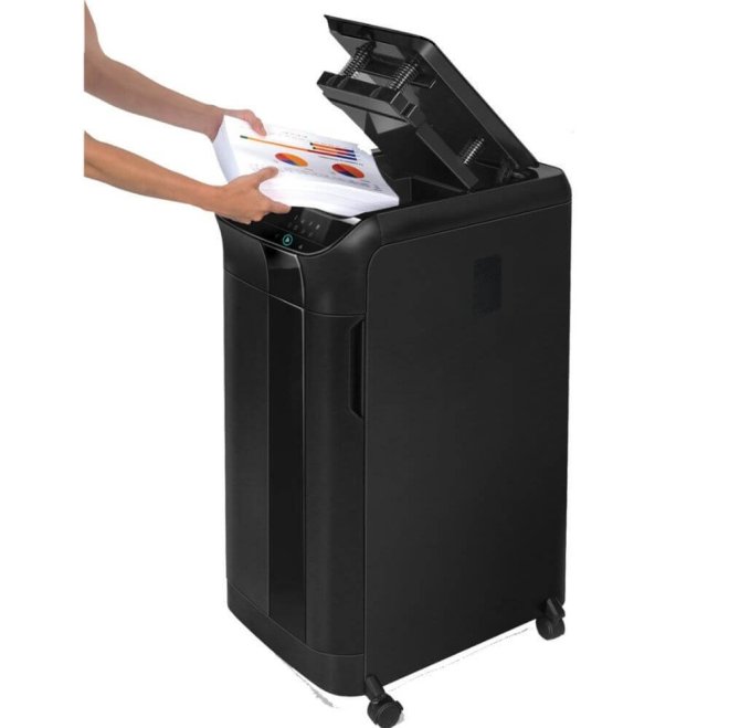 Copy electroni vam predstavlja Uništavač papira Fellowes AutoMax™ 550C, razina sigurnosti P-4, do 550 listova A4, kapacitet 83 l. Na fotografiji je crni uređaj. Na gornjem dijelu se nalazi ladice za papir. Ladica je otovrena i muške ruke stavljaju papir u tu ladicu.