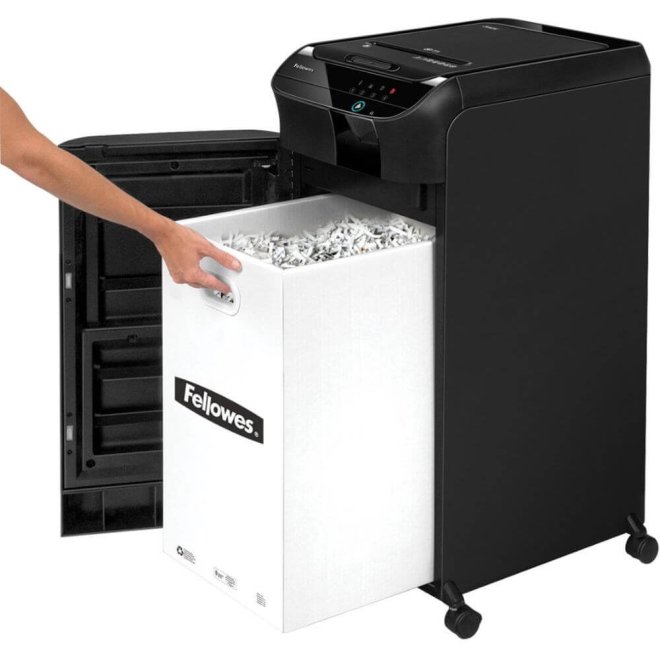 Copy electroni vam predstavlja Uništavač papira Fellowes AutoMax™ 550C, razina sigurnosti P-4, do 550 listova A4, kapacitet 83 l. Na fotografiji je crni uređaj. Sa prednje strane se vadi koš za papir. I na fotografiji je zenska ruka koja je izvukla taj koš koji je pun papira.