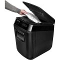 Copy electronic vam predstavlja Uništavač papira Fellowes AutoMax™ 200M, razina sigurnosti P-5, do 200 listova A4, kapacitet 32 l. Na fotografiji je crni uređaj koji je malo zakrenut u lijevu stranu pa se vidi desna bočna strana. Gornji dio od uređaja je otvoren i tu se nalazi ladica gdje se stavi papir za uništavanje. Jedna muška ruka stavlja 20-tak listova papira u ladicu.