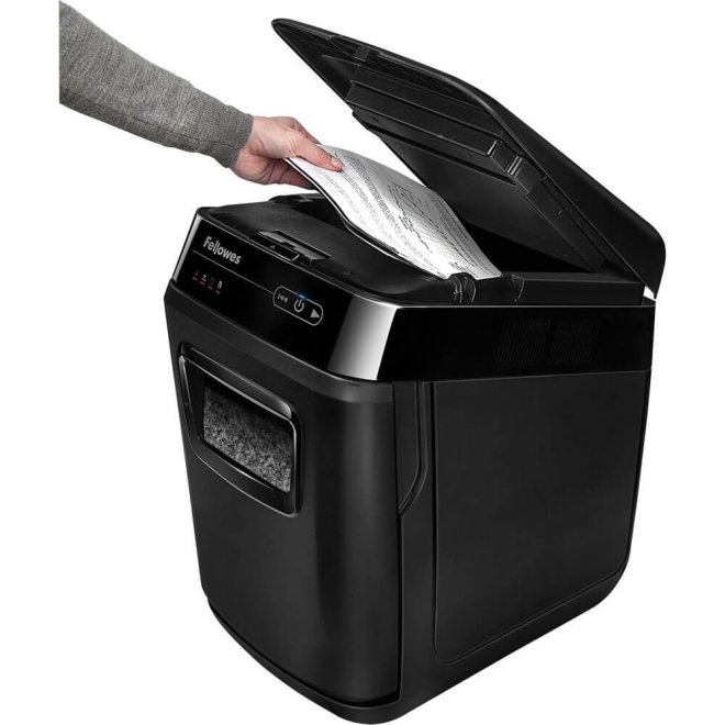 Copy electronic vam predstavlja Uništavač papira Fellowes AutoMax™ 200M, razina sigurnosti P-5, do 200 listova A4, kapacitet 32 l. Na fotografiji je crni uređaj koji je malo zakrenut u lijevu stranu pa se vidi desna bočna strana. Gornji dio od uređaja je otvoren i tu se nalazi ladica gdje se stavi papir za uništavanje. Jedna muška ruka stavlja 20-tak listova papira u ladicu.
