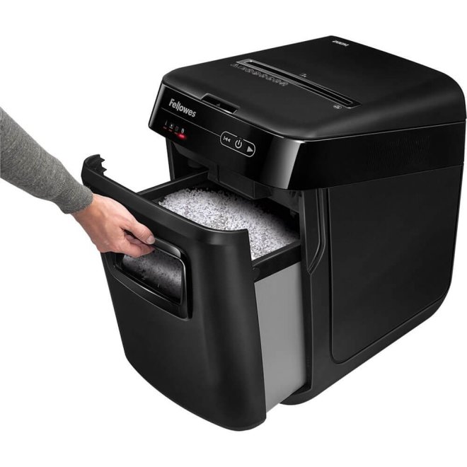 Copy electronic vam predstavlja Uništavač papira Fellowes AutoMax™ 200M, razina sigurnosti P-5, do 200 listova A4, kapacitet 32 l. Na fotografiji je izvučena košara za papir koja se nalazi na prednjoj strani.