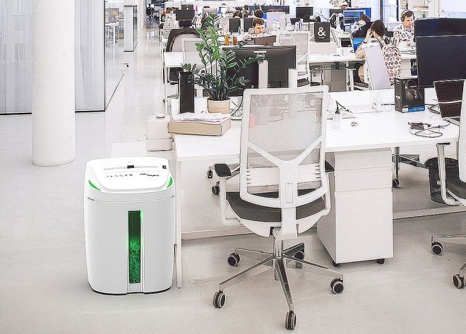 Copy electronic vam predstavlja Uništavač papira Kobra C-4 Hybrid razina sigurnosti P-4, do 15 listova A4, kapacitet 40 l. na fotografiji je open space ured sa nekoliko stolova. Kod prvog stola sa lijeve strane je postavljen uništavač papir. Stolovi i stolice su u bijeloj boji kao i sam uređaj.