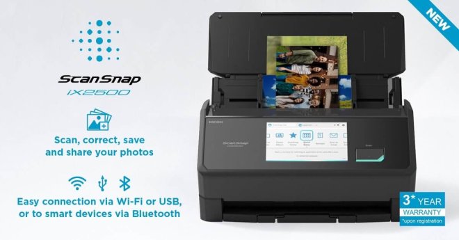 Copy electronic vam predstavlja Skener Ricoh Fujitsu ScanSnap iX2500, A4, duplex, 45 str./min / 90 ipm, Wi-Fi, Bluetooth, crni. Ksener se nalazi na bijlom stolu. Sa gornje ulazne strane se nalazi papir spreman za skeniranje. Sa lijeve strane je laptop a sa desne strane je stalak za olovke i stolni sat.