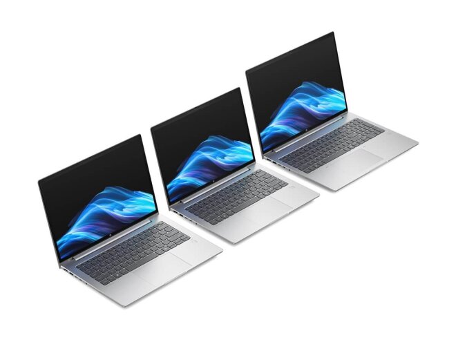 Copy electronic vam predstavlja Laptop HP ProBook 4 G1i 5 120U 16" 16GB, SSD512GB, Win11P, [B9YK4ET#BED]. Na fotografiji su postavljenatri laptopa u jednu liniju koja ide od lijevod do desnog kuta slike. Laptopi su oitvoreni pod kutom od 90 stupnjeva. Zakrenuti su u desnu stranu pa im se vidi lijeva bočna strana