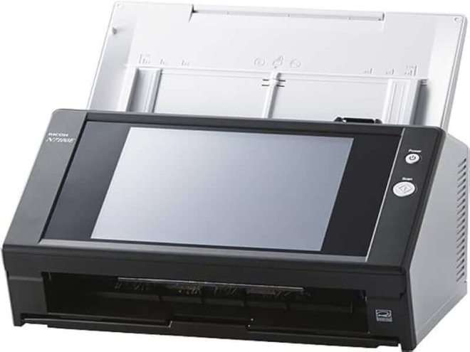 Copy electronic vam predstavlja Skener Ricoh - Fujitsu N7100E, ADF 50, duplex, A4,  200/300dpi, Ethernet. Na fotografiji je crni skener, na prednjoj strani je veliki display.