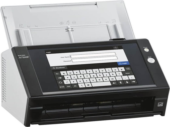 Copy electronic vam predstavlja Skener Ricoh - Fujitsu N7100E, ADF 50, duplex, A4,  200/300dpi, Ethernet. Na fotografiji je crni skener, na prednjoj strani je veliki display. Na displayu je prikazana tipkovnica.