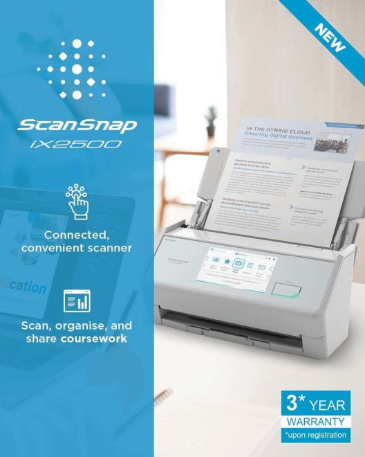 Copy electronic vam predstavlja Skener Ricoh Fujitsu ScanSnap iX100 A4, duplex, 45 str./min / 90 ipm, Wi-Fi, Bluetooth, bijeli. Na fotografiji je bijeli skener. Stoji na uredskom bijlom stolu. Na fotografiji pored skenera je i plava traka na kojoj se nalaze najbitnije karaktersitike skenera. A u desnom donjem kutu se nalazi info o 3 god.jamstvu