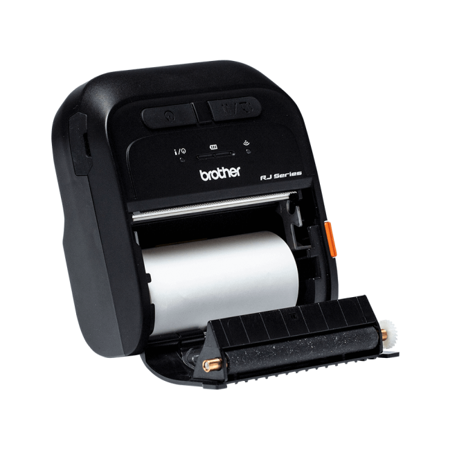 Copy electronic vam predstavlja Printer za naljepnice BROTHER RJ-3055WB, mobilni, 80mm, WiFi, Bluetooth. Na fotografiji je crni printer. Vidi se prednja strana i dio lijeve bočćne strane. Sa prednje strane je otvoren dio gjde se nalazi traka za ispis.