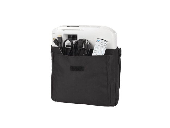 Copy electronic vam predstavlja Projektor EPSON EB-FH18 3LCD, 4100lm, Full HD, WiFi, Miracast [V11HB59240]. Na fotografiji je crna torba. Iz jednog pretinca torbe se vidi dio projektora a iz drugog pretinca se vide kablovi i daljinski upravljač.