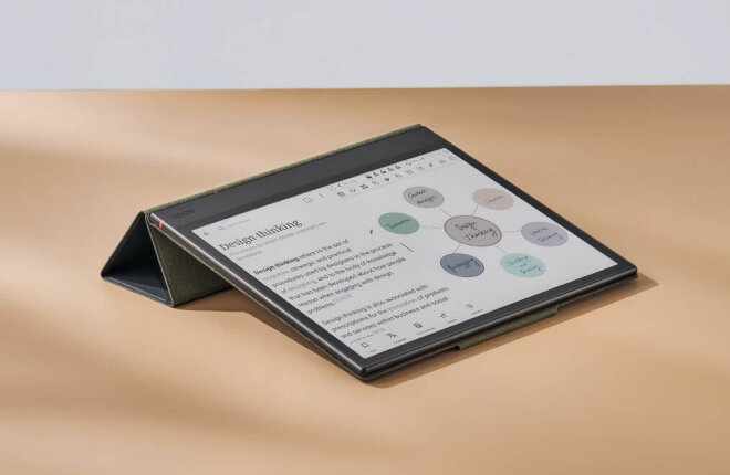 Copy electronic vam predstavlja Boox zaštitno kućište Magnetic za Note Air4 10.3″, OBMCA4C103. Na fotografiji je kućište u kojem je tablet. Polegnu je na podlogu samo je gornji dio odignut za 20 stupnjeva. Zakrenut je u desnu stranu pa se vidi i lijeva bočna strana.