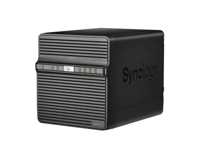 Copy electronic vam predstavlja Synology DS423 DiskStation 4-bay NAS server. Na fotografiji se vidi prednja i desna bočna strana od kućišta. Na prednjoj strani se nalazi gumb za paljenje. Kućište je crne boje
