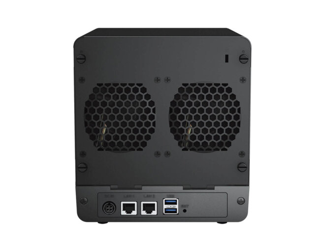 Copy electronic vam predstavlja Synology DS423 DiskStation 4-bay NAS server. Na Fotografiji je stražnji dio kućišta gdje se vide dva ventilatora, mrežni utori u USB utori