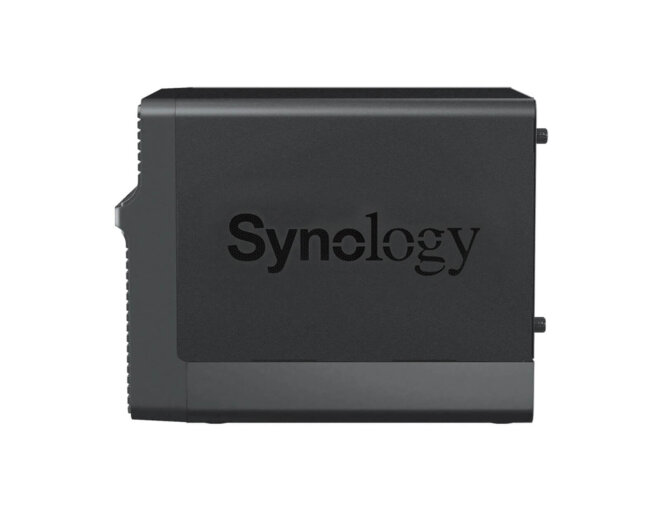 Copy electronic vam predstavlja Synology DS423 DiskStation 4-bay NAS server. Na fotografiji je bočna strana od kućišta koje je crne boje. Na kućištu je na sredini napisano ime brenda