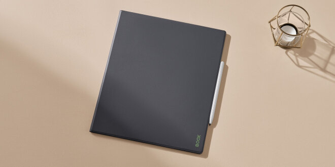 Copy electronic vam predstavlja Boox kućište zaštitno magnetno za Note Max Tab X C 13,3″ crno, OBMCNM133. Na fotografiji je crno kućište a sa desne strane je bijela olovka.