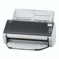 Copy electronic vam predstavlja Skener Ricoh - Fujitsu fi-7480, ADF, Flatbed, A4 [PA03710-B001]. Na fotografiji je crno bijeli skener. Vidi se prednja strana. Na gornjoj ulaznoj strani ADF je papir za skeniranje. Uređaj je malo zakrenut u desnu stranu pa se vidi i dio bočne strane.