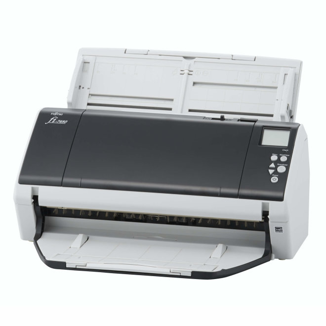 Copy electronic vam predstavlja Skener Ricoh - Fujitsu fi-7480, ADF, Flatbed, A4 [PA03710-B001]. Na fotografiji je crno bijeli skener. Vidi se prednja strana. Na gornjoj ulaznoj strani ADF je papir za skeniranje. Uređaj je malo zakrenut u desnu stranu pa se vidi i dio bočne strane.