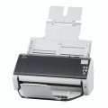 Copy electronic vam predstavlja Skener Ricoh - Fujitsu fi-7480, ADF, Flatbed, A4 [PA03710-B001]. Na fotografiji je crno bijeli skener. Vidi se prednja strana. Na gornjoj ulaznoj strani ADF je papir za skeniranje. Uređaj je malo zakrenut u desnu stranu pa se vidi i dio bočne strane.