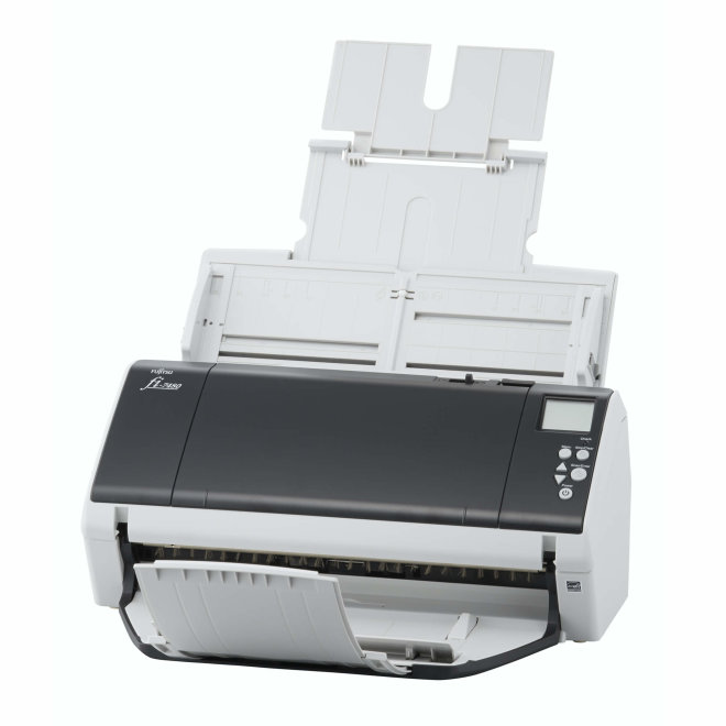 Copy electronic vam predstavlja Skener Ricoh - Fujitsu fi-7480, ADF, Flatbed, A4 [PA03710-B001]. Na fotografiji je crno bijeli skener. Vidi se prednja strana. Na gornjoj ulaznoj strani ADF je papir za skeniranje. Uređaj je malo zakrenut u desnu stranu pa se vidi i dio bočne strane.