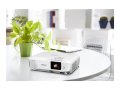 Copy Electronic vam predstavlja Projektor EPSON EB-W49. Na fotografiji je ured u koje je bijeli okrugli stol i na njemu je projektro. Pored projektora je vaza sa cvijećem
