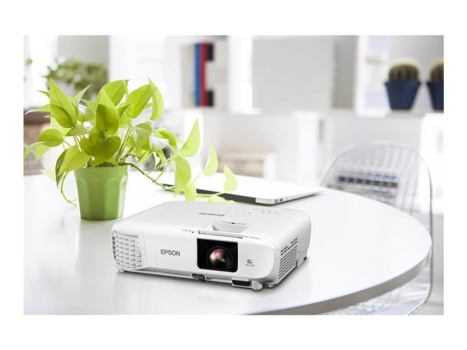 Copy Electronic vam predstavlja Projektor EPSON EB-W49. Na fotografiji je ured u koje je bijeli okrugli stol i na njemu je projektro. Pored projektora je vaza sa cvijećem