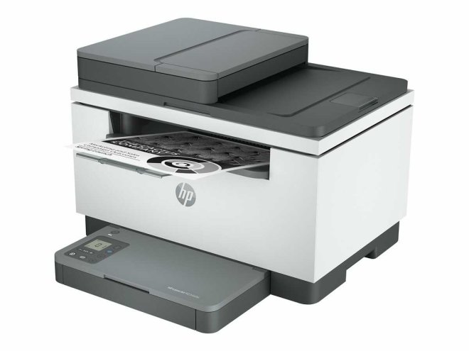 Copy Electronic vam predstavlja HP LaserJet MFP M234sdw. Printer je kombinacija bijele i crne boje. Na vrhu se nalazi automatski uvlakač dokumenata. Na prednjoj strani je izvučena ladica za papir. Na poklopcu od ladice je LCD zaslon. Slika prikazuje desni kut od printera