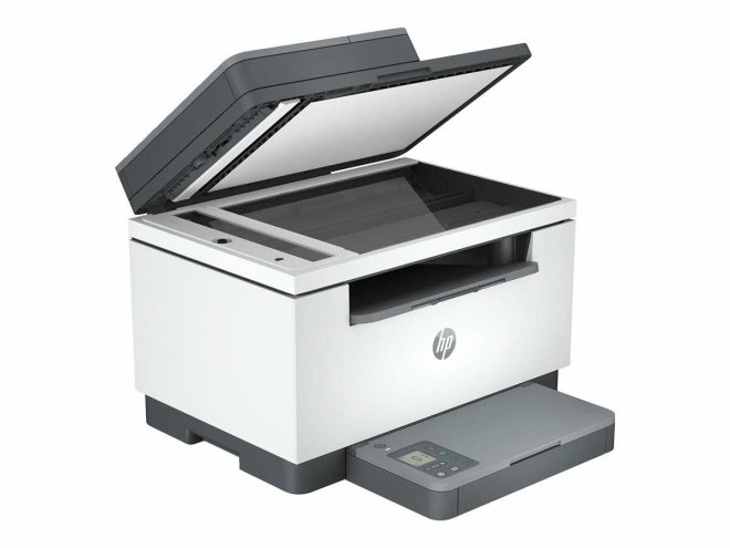 Copy Electronic vam predstavlja HP LaserJet MFP M234sdw. Printer je kombinacija bijele i crne boje. Na vrhu se nalazi automatski uvlakač dokumenata. Na prednjoj strani je izvučena ladica za papir. Na poklopcu od ladice je LCD zaslon. Slika prikazuje lijevi kut od printera. Sa otvorenim poklopcem od skenera