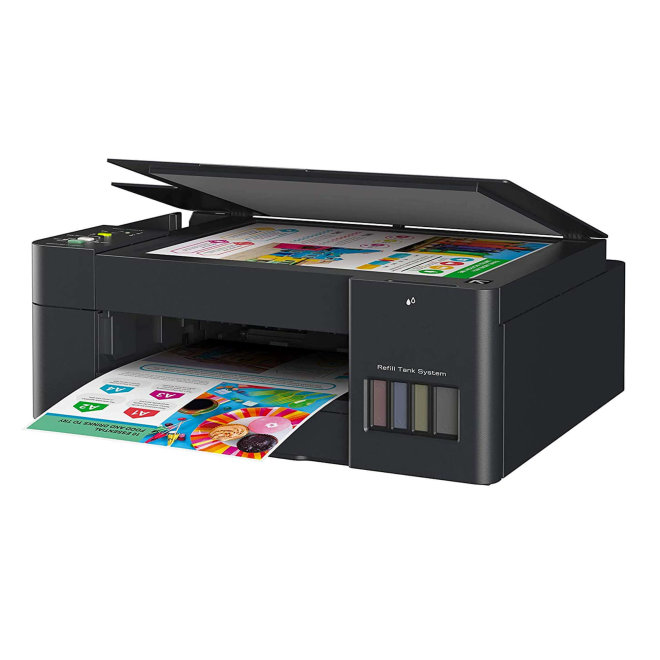 Copy Electronic vam predstvlja Brother DCP-T425W, InkBenefit Plus, višefunkcijski pisač, tintni ispis u boji, A4, WiFi, USB, 64 – 220 g/m² [DCPT425WYJ1]. Na fotografji je uređaj sa primjerkom printanog papira na izlaznom dijelu. Printer je crne boje. Sa desne strane se nalazi dio gdje stoje spremnici sa tintom. Istaknuit je lijevi kut. Sa gornje strane je skener. Poklopac od skenera je zadignut za 30stupnjeva i na plošni dio od skenera je stavljen papir u boji. kao primjer kako se skenira