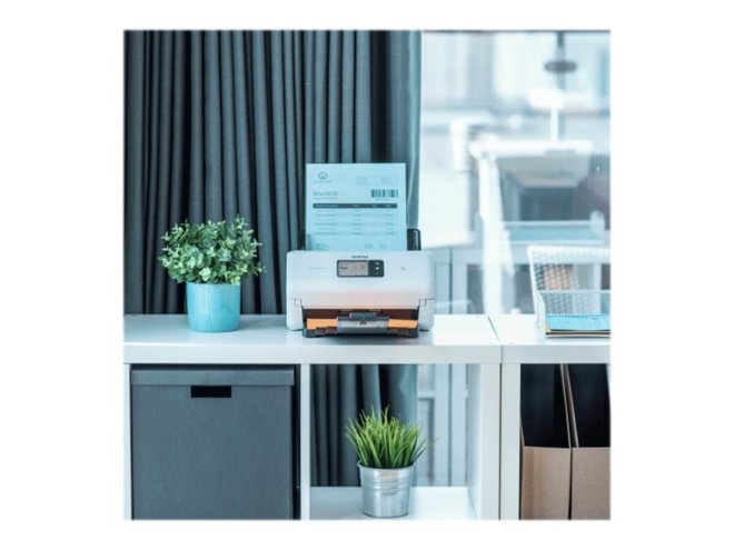 Copy electronic vam predstavlja Skener BROTHER ADS-4500W Desktop, Duplex [ADS4500WTF1]. Na fotografiji je ured u kojem je postavljen i radni stol. Na stolu je skener, sa gornje strane je ADF i papir spreman za skeniranje