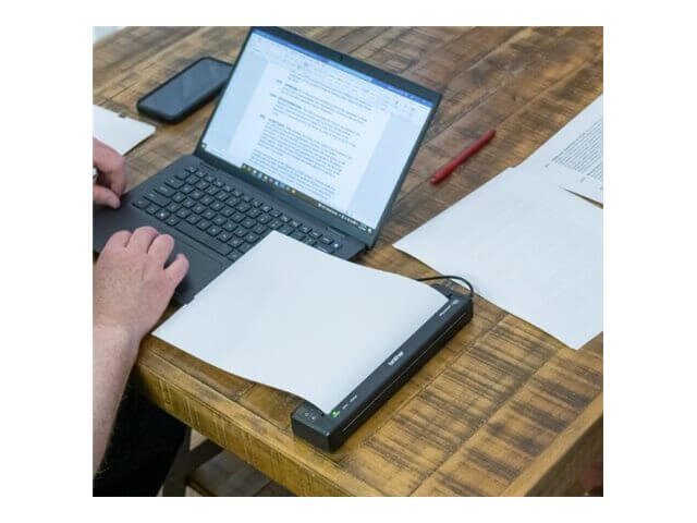 Copy electronic vam predstavlja Printer BROTHER PJ862Z1 A4 Mobile Thermal [PJ862Z1]. Na fotografiji je radni stol a na njemu je laptop i pored njega sa desne strane je printer čije su dinezije (ŠxDxV) 25,5 × 5,5 × 3 cm. Na laptopu su dvije ljudske ruke koje tipkaju.