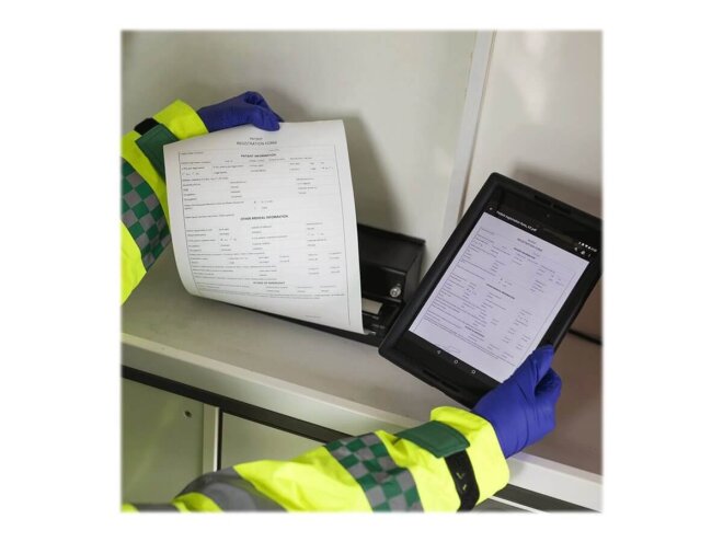 Copy electronic vam predstavlja Printer BROTHER PJ862Z1 A4 Mobile Thermal [PJ862Z1]. Na fotografiji  se vide dvije ruke od dostavljača koji ispred sebe ima printer i tablet. Na tabletu je primjer dokumenta koji je isprintan na printeru.