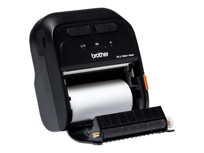 Copy electronic vam predstavlja Printer za neljepnice BROTHER RJ-3035BXX1 72mm Mobile [RJ3035BXX1]. Na fotografiji je crni printer sa otovrenim odjeljkom za papir. U kojem se nalazi jedna rola papira